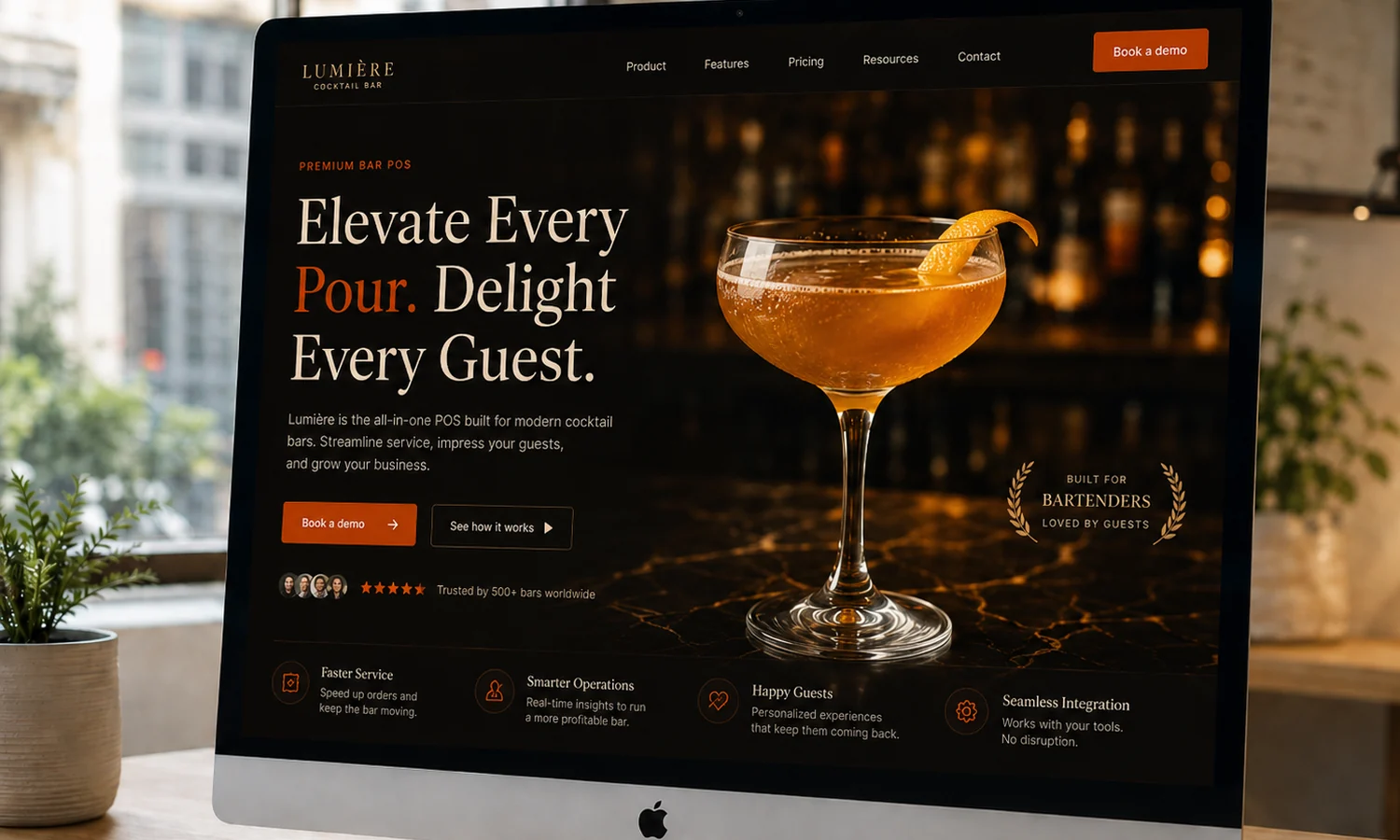 Page d'accueil immersive d'un bar : cocktail mis en avant et appels à l'action.